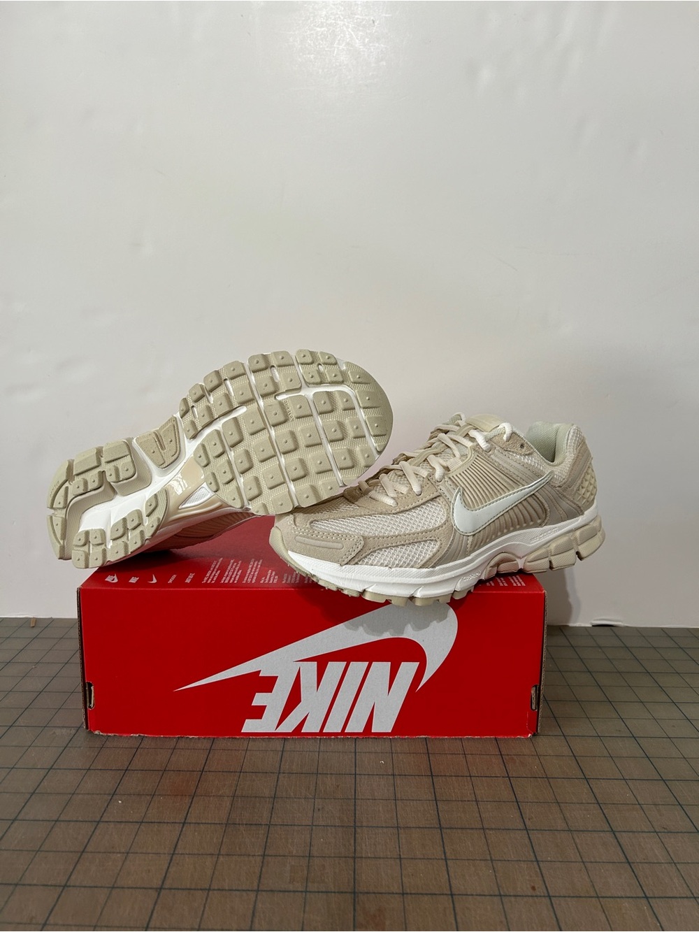 Nike Zoom Vomero 5 ‘Beach Light Khaki’ Womens - Picture 5 of 6